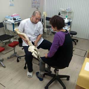 施術方針を患者様に説明し、十分納得して頂いてから施術を開始いたします。